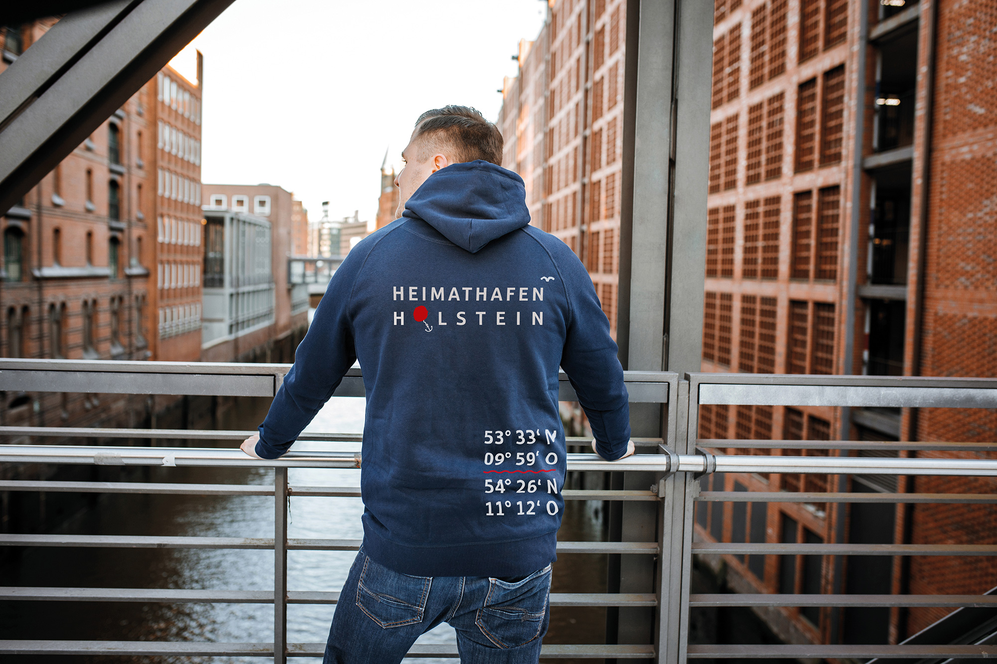 2-Hoodie-navy-HeimathafenKoordinaten-Hinten.jpg