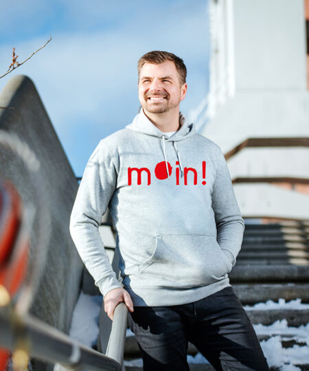 1-Hoodie-grau-MoinGross-Rot-Vorne.jpg