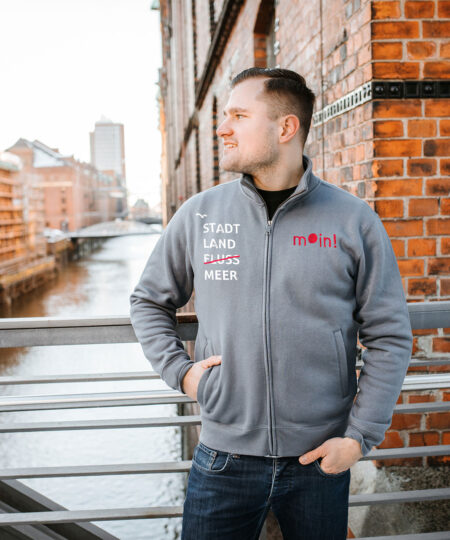 1-Sweatjacke-grau-StadtLand-Rot-Vorne.jpg
