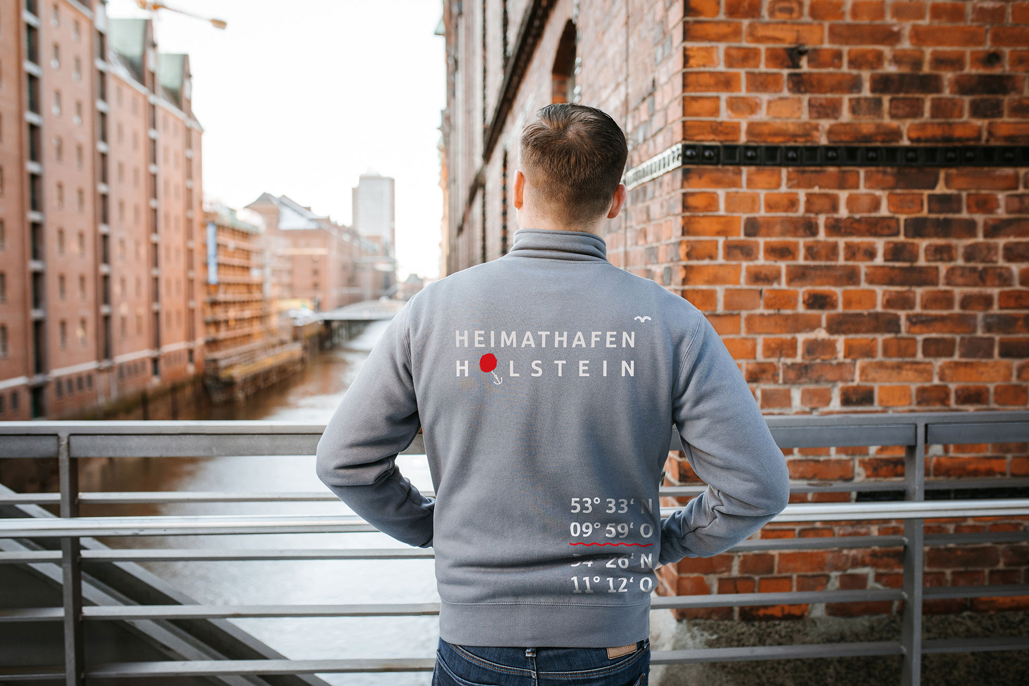 2-Sweatjacke-Herren-HeimathafenKoordinaten-Hinten-jpg 2-Sweatjacke-Herren-HeimathafenKoordinaten-Hinten.jpg